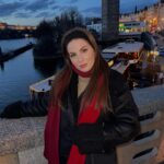 Zeynep Özkaya Instagram – Prag paylaşımlarına başlıyorum ilk postumuzun adı Prag geceleri🫠❤️✨ Gecesi gündüzü her anı güzel olabilir bir şehrin ya bayıldım bayıldım….
