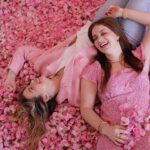 Zeynep Özkaya Instagram – Güller diyarında biz🥹🩷🌸