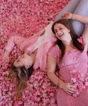Zeynep Özkaya Instagram - Güller diyarında biz🥹🩷🌸