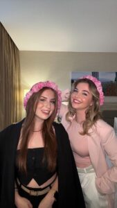 Zeynep Özkaya Instagram - Favori şarkımızla akşam yemeğine hazırız🥹👯‍♀️🩷 🎶