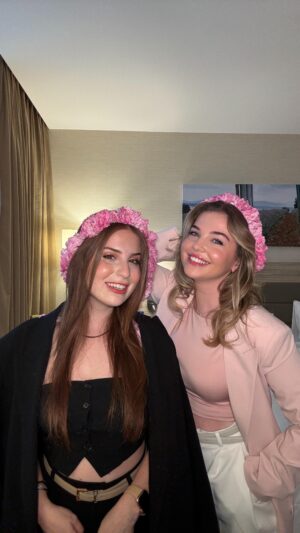 Zeynep Özkaya Instagram - Favori şarkımızla akşam yemeğine hazırız🥹👯‍♀️🩷 🎶