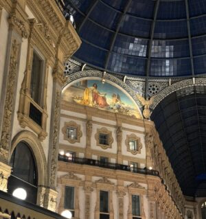 Zeynep Özkaya Instagram - Aylardır beklediğim Milano tatilimiz başlamış bulunmakta🤓 İlk durağımız tabii ki Duomo di Milano çok güzelsin be❤️🇮🇹

Çantayı, deri ceketi ve atkımı soranlar için postta etiketledim sanırım #reklam yazmam gerekiyor😅