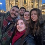 Zeynep Özkaya Instagram – Aylardır beklediğim Milano tatilimiz başlamış bulunmakta🤓 İlk durağımız tabii ki Duomo di Milano çok güzelsin be❤️🇮🇹

Çantayı, deri ceketi ve atkımı soranlar için postta etiketledim sanırım #reklam yazmam gerekiyor😅