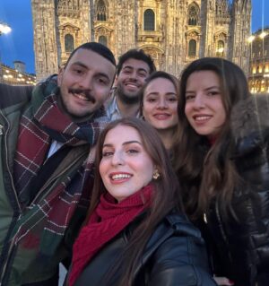 Zeynep Özkaya Instagram - Aylardır beklediğim Milano tatilimiz başlamış bulunmakta🤓 İlk durağımız tabii ki Duomo di Milano çok güzelsin be❤️🇮🇹

Çantayı, deri ceketi ve atkımı soranlar için postta etiketledim sanırım #reklam yazmam gerekiyor😅