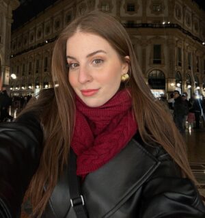 Zeynep Özkaya Instagram - Aylardır beklediğim Milano tatilimiz başlamış bulunmakta🤓 İlk durağımız tabii ki Duomo di Milano çok güzelsin be❤️🇮🇹

Çantayı, deri ceketi ve atkımı soranlar için postta etiketledim sanırım #reklam yazmam gerekiyor😅