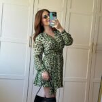 Zeynep Özkaya Instagram – Yine bir nişan hazırlığı ile geldim👻🩷🤸🏼‍♀️ Hiçbir mağazada içime sinen bir parça bulamadım o yüzden 2 sene önce Zara indiriminden aldığım bu yeşil leoparlı elbiseyi giydim ve çook içime sindi. Maalesef hem elbise hem de ayakkabılar eski sezon o yüzden stokları yok🥲 Eveet yorumlarınızı alalım sevdik mi kombini

Kullandığım diğer ürünler:
Allık- @rarebeauty powder blush(cheer)
Kalem mat ruj- @maybelline Ink Crayon(no:25)
Parlak ruj- @maybelline vinyl Ink(no:160)
Parfüm- @jilsander sun