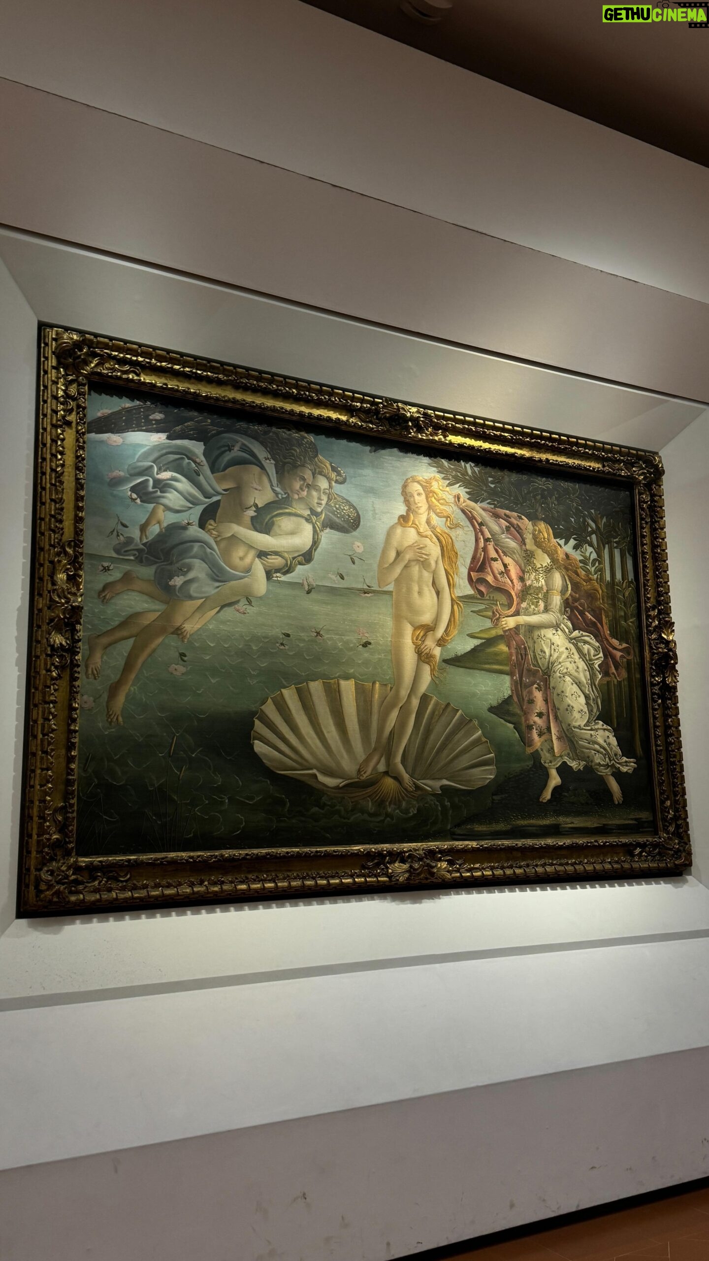Zeynep Özkaya Instagram - Uffizi Gallery o kadar ama o kadar güzeldi ki gerçekten büyülendik✨ Aslında genel olarak Floransa’dan büyülendik çünkü şehrin her köşesi korunmuş ayrı kültürü var. Sanattan başınız dönüyor 500-600 sene önce bunlar nasıl yapılmış diye düşünüp deliriyorsunuz ahsjsjaha🫠🩷