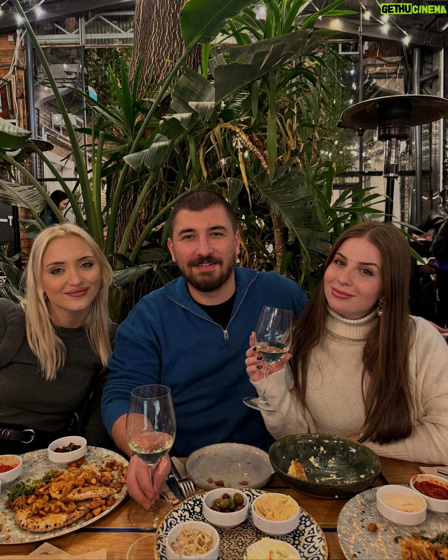 Zeynep Özkaya Instagram - First night in Budapest🫶🏻✨
