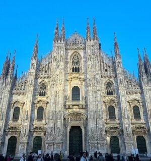 Zeynep Özkaya Instagram - Aylardır beklediğim Milano tatilimiz başlamış bulunmakta🤓 İlk durağımız tabii ki Duomo di Milano çok güzelsin be❤️🇮🇹

Çantayı, deri ceketi ve atkımı soranlar için postta etiketledim sanırım #reklam yazmam gerekiyor😅