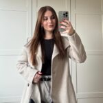 Zeynep Özkaya Instagram – Dünden benimle hazırlanın videosu geldi🤓🫶🏻 Detaylar aşağıda dostilerim yorumlarınızı alalım🤸🏼‍♀️

Kalem ruj- @makyajsehirde Ink Crayon no:25
Parlak ruj- @makyajsehirde Vinyl Ink no:15 peachy
Likit allık- @farmasiofficial Midnight Touch Pinky Cloud 
Saç Spreyi- @schwarzkopfprotr Taft Phyto Keratin no:4
Küpe- @swarovski 
Parfüm- @lorisparfumum Saffron Ambre Niche 
Bluz- @sheismono 
Pantolon- @stradivarius 
Kemer- @ysl 
Kaban- @mango 
Çanta- @stellamccartney 
Bot- @zara 

#reklam