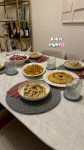 Zeynep Özkaya Instagram - Yeni favori aktivitem Bahar Night’a hazır mıyız ahsahsahaha🤍 Menümüzde lahana salatası, mercimek humus, çıtır patates vee kremalı mantarlı makarna vardı üstüne de çay ve tatlı eşliğinde Bahar’ın yeni bölümünü izledik bayılıyorum bu diziye ya🫠 Püf noktalar aşağıda: 🌸Mor lahana salatasına kırmızı biber, ceviz, nar ve tulum peyniri ekledim bakın mükemmeeel oldu! 🌸Patatesleri yağladım ve baharatları ekledim sonrasında airfryerda 25 dakika pişirdim bu şekilde çıtır çıtır oluyor 🌸Mercimek humusu ilk defa denedim hazırlaması çok pratik ve tadı harika. Tahin de ekledim çok yakıştı normal humus gibiydi 🌸Kremalı mantarlı makarna için püf noktam yok her haliyle mükemmel bir lezzet ahshdjdjs🍄