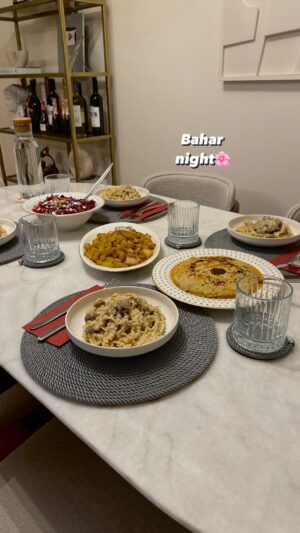 Zeynep Özkaya Instagram - Yeni favori aktivitem Bahar Night’a hazır mıyız ahsahsahaha🤍 Menümüzde lahana salatası, mercimek humus, çıtır patates vee kremalı mantarlı makarna vardı üstüne de çay ve tatlı eşliğinde Bahar’ın yeni bölümünü izledik bayılıyorum bu diziye ya🫠 Püf noktalar aşağıda:

🌸Mor lahana salatasına kırmızı biber, ceviz, nar ve tulum peyniri ekledim bakın mükemmeeel oldu!
🌸Patatesleri yağladım ve baharatları ekledim sonrasında airfryerda 25 dakika pişirdim bu şekilde çıtır çıtır oluyor
🌸Mercimek humusu ilk defa denedim hazırlaması çok pratik ve tadı harika. Tahin de ekledim çok yakıştı normal humus gibiydi
🌸Kremalı mantarlı makarna için püf noktam yok her haliyle mükemmel bir lezzet ahshdjdjs🍄