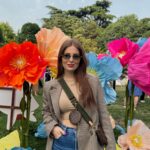 Zeynep Özkaya Instagram – Sizi Migros’un Alice Harikalar Diyarı konseptli şahane bir etkinliğine götürüyorum🤩 Ortam o kadar güzeldi ki Migros’un kozmetik ve kişisel bakım ürünleri kalp ben🫠 Ayrıca güzel haberler de getirdim 16 Mayıs – 5 Haziran arası @migrosseninicin kataloğunda yer alan seçili kozmetik ve kişisel bakım ürünlerinde kaçırılmayacak fırsatlar var benden söylemesi🙊❤️ #MigrosSeninİçin #MigrosSeninİçinFestivali #işbirliği