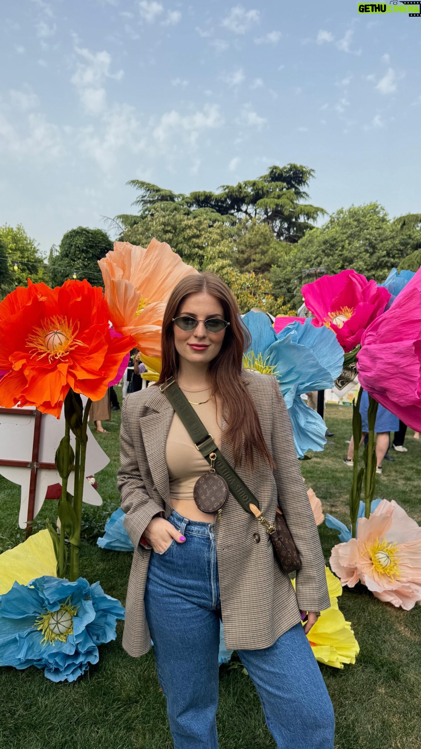 Zeynep Özkaya Instagram - Sizi Migros’un Alice Harikalar Diyarı konseptli şahane bir etkinliğine götürüyorum🤩 Ortam o kadar güzeldi ki Migros’un kozmetik ve kişisel bakım ürünleri kalp ben🫠 Ayrıca güzel haberler de getirdim 16 Mayıs - 5 Haziran arası @migrosseninicin kataloğunda yer alan seçili kozmetik ve kişisel bakım ürünlerinde kaçırılmayacak fırsatlar var benden söylemesi🙊❤️ #MigrosSeninİçin #MigrosSeninİçinFestivali #işbirliği