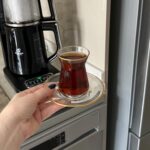 Zeynep Özkaya Instagram – Sonunda herkeste gördüğüm konuşan çay makinesinden aldım🤸🏼♀️ Videoda çay demlenince nasıl haber verdiğini göreceksiniz bayıldım ya ahahahshagshj bu arada su kaynadığında da konuşuyor ama o kısmı yakalayamadım😆 Bu arada tam 15 dakikada demledi, bendeki modelin adı Karaca Robotea Pro 4 in 1🫖🫶🏻 #işbirliği değildir, kendim satın aldım!