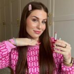 Zeynep Özkaya Instagram - Yine bir ürün deneme videosu ile geldim bu sefer radarımızda Clinique’in viral rujları var ikisine de bayılıyorum🕵️🫶🏻🩷 Bu arada Clinique Almost Lipstick Pink Honey artık Boyner mağazalarında, boyner.com.tr’de ve Boyner Now’da! Kaçırmayın!💄 #işbirliği @boyner @cliniqueturkiye #Clinique #AlmostLipstick #BlackHoney #PinkHoney