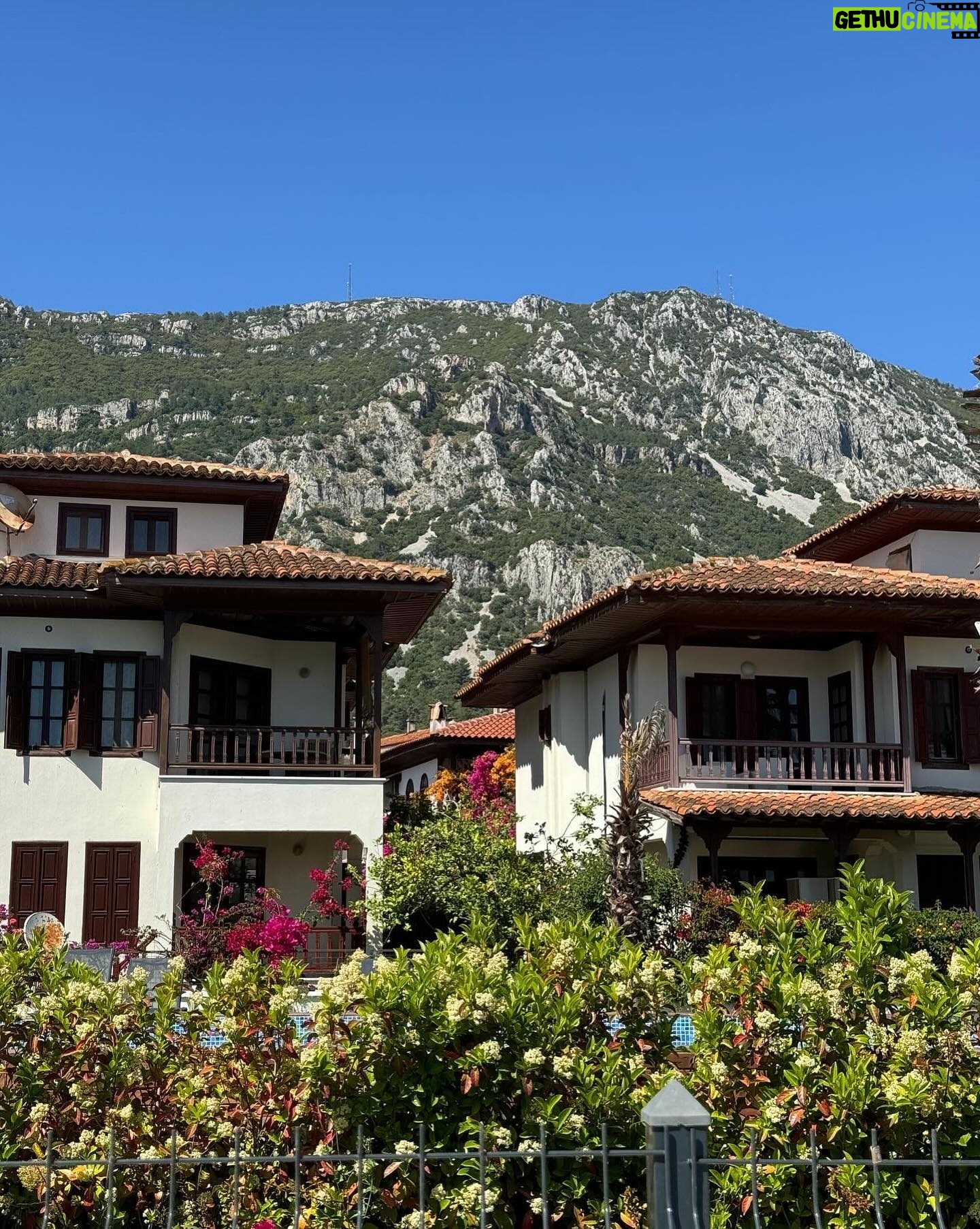 Zeynep Özkaya Instagram - Akyaka dump geldi🩵 Cennetten bir köşe değil de ne🥹🫶🏻🦆🌿