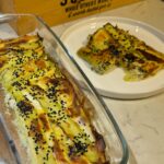 Zeynep Özkaya Instagram – Yufkasız kalorisiz börek olur mu derseniz oluyormuş dostlar hem de aşırı lezzetli ve sağlıklı🫠🫶🏻💚 Tarif aşağıda, dengeli beslenmek isteyenler buraya🤸🏼♀️
Malzemeler:
1 yumurta
2 yk mısır unu
2 yk yoğurt
1-2 dal dereotu
Rendelenmiş kaşar veya mozzarella peyniri
2 kabak
Çörek otu
Öncelikle sos için yumurta, mısır unu ve yoğurdu çırptım. Sosa bir tutam tuz eklemeyi unutmayın. Ardından doğradığım dereotu ile rendelenmiş mozzarella peynirini birleştirdim. Sonrasında kabakları, ne çok ince ne çok kalın olacak şekilde soyma aparatı yardımı ile kestim. Borcamın tabanını yağladım ve katları çıkmaya başladım. Sırasıyla kabak, sos, peynir ve yeniden kabak olacak şekilde malzemeler bitene kadar devam ettim. En üste sosu sürdüm ve çörek otu serptim. 180 derece fırında 45-50 dkde üstü kızardı. Kontrollü pişirmek lazım üstü kızardığı zaman çıkarabilirsiniz. Mutlaka deneyin bayılacaksınız!