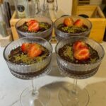Zeynep Özkaya Instagram – Mükemmel bir tarif ile geldim: Şekersiz Puding🫠🫶🏻Tabii ki kalorisiz değil ama çook daha masum ve sağlıklı bir tatlı. Ölçüleri aşağıda yazıyorum kıvamı mükemmel oluyor mutlaka deneyin canlarım🤎

Tencereye 800 ml(4 su bardağı) sütü alalım. Ben badem sütü kullandım ama normal süt de olur hiç farketmez. Üzerine 50 gr(4 dolu yemek kaşığı) kakao ve 4 yemek kaşığı mısır nişastası ekleyelim. Ocağın altını açalım ve karışım göz göz olup kaynayana kadar sık sık karıştırmaya devam edelim. Karışım kaynayınca ocağın altını kısıp 1-2 dk daha pişirelim ve sonra kenara alıp soğumasını bekleyelim. 15 dk kadar soğuduktan sonra yarım çay bardağı(daha fazla da ekleyebilirsiniz size kalmış) üzüm pekmezi ekleyelim. Pudingleri kaselere paylaştırıp birkaç saat buzdolabında soğutun. Vaktiniz yoksa hemen sıcakken de yiyebilirsiniz tadı her koşulda çook iyi🫶🏻
