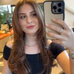 Zeynep Özkaya Instagram – Saçıma 90ları anımsatan bir katlı kesim yaptık bence çok nostaljik ve güzel oldu bakalım siz de sevecek misiniz🫠❤️💇🏼‍♀️ Bu arada her zamanki gibi @lackuafor ‘de kestirdim saç kesimi ve bakım için hep aynı yere geliyorum. Levent abiciğim hem en yakın arkadaşımın babası hem de kuaförüm olur o yüzden #reklam yazsam bile yılların gönül bağı dersek daha doğru olur🫶🏻
