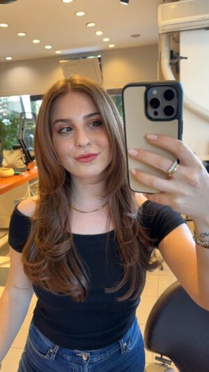 Zeynep Özkaya Instagram - Saçıma 90ları anımsatan bir katlı kesim yaptık bence çok nostaljik ve güzel oldu bakalım siz de sevecek misiniz🫠❤️💇🏼‍♀️ Bu arada her zamanki gibi @lackuafor ‘de kestirdim saç kesimi ve bakım için hep aynı yere geliyorum. Levent abiciğim hem en yakın arkadaşımın babası hem de kuaförüm olur o yüzden #reklam yazsam bile yılların gönül bağı dersek daha doğru olur🫶🏻