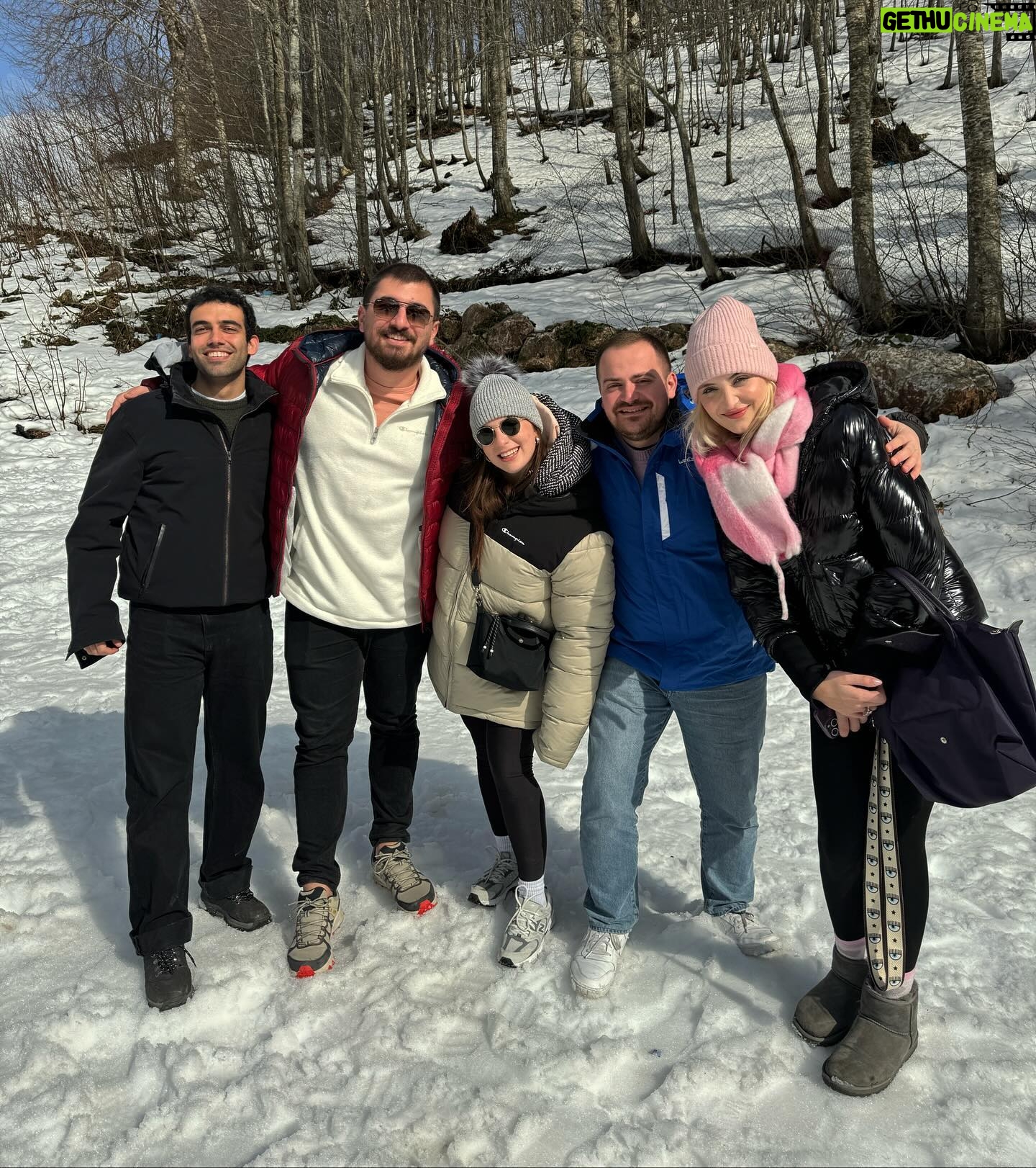 Zeynep Özkaya Instagram - Dostlarımla Maşukiye’de bol keyifli bir haftasonunu geride bıraktık❤️🫶🏻🌿 Favori aktivitemiz açık ara sıcak havuzdu hele soğuk havada gece girmek o kadar iyiydi ki mükemmel bir teknoloji🫠♨️