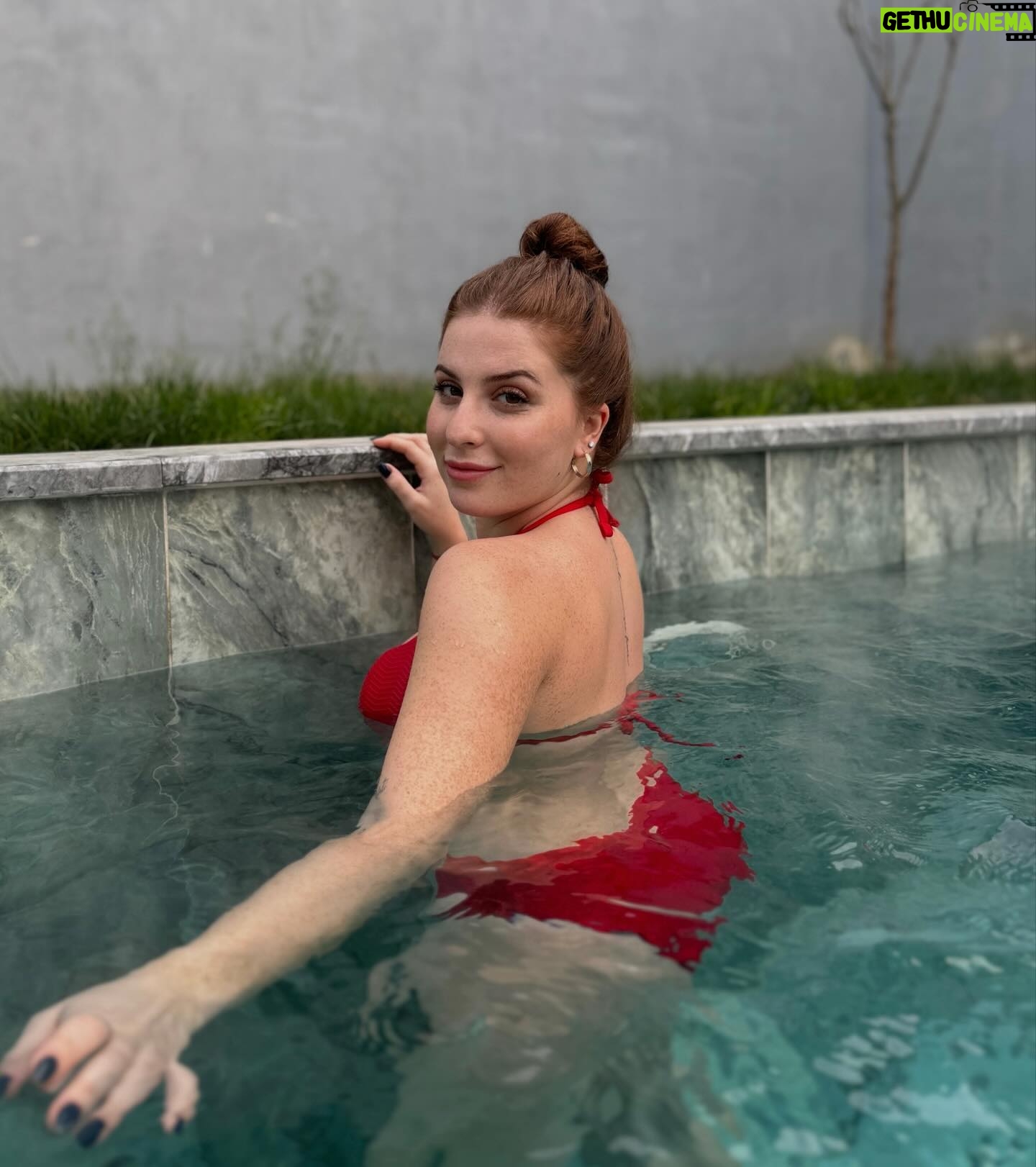 Zeynep Özkaya Instagram - Dostlarımla Maşukiye’de bol keyifli bir haftasonunu geride bıraktık❤️🫶🏻🌿 Favori aktivitemiz açık ara sıcak havuzdu hele soğuk havada gece girmek o kadar iyiydi ki mükemmel bir teknoloji🫠♨️