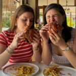 Zeynep Özkaya Instagram - Menüye eklense mi diye düşünülen çıtır tavuk burgeri denedik ve gördüğünüz gibi eridik bittik böyle bir lezzet olamaazz🤤❤️🍔 O zaman yakında @sundazefethiye ‘nin menüsünde diyebilir miyiz🫠 #reklam Konuk oyuncu: @ogulcan_can
