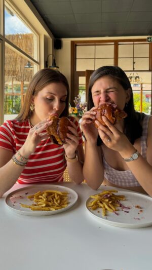 Zeynep Özkaya Instagram - Menüye eklense mi diye düşünülen çıtır tavuk burgeri denedik ve gördüğünüz gibi eridik bittik böyle bir lezzet olamaazz🤤❤️🍔 O zaman yakında @sundazefethiye ‘nin menüsünde diyebilir miyiz🫠 #reklam 

Konuk oyuncu: @ogulcan_can