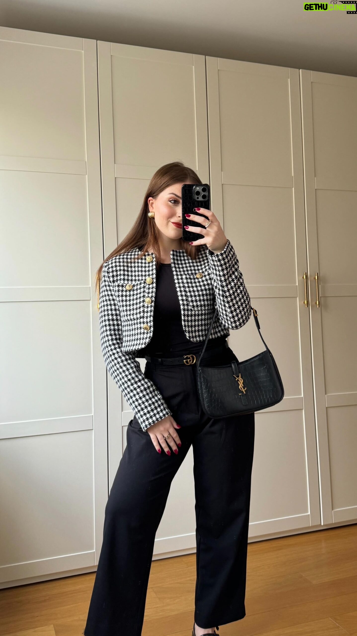 Zeynep Özkaya Instagram - Pazartesi çekmiştim aslında ama paylaşmayı unutmuşum geç olsun güç olmasın diyelim ahsjdjd beğendik mi kombini🤓💕 Bluz @sheismono Pantolon @zara Kemer @gucci Ceket @trendyolmilla Çanta @ysl Ayakkabı @stradivarius #reklam