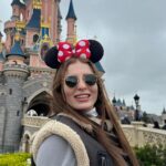 Zeynep Özkaya Instagram – Birlikte Disneyland’e gidiyoruuz🤩🎡❤️ Videodan sık sık korkudan öldüğüm anları göreceksiniz ahsjsjshsha ama yine de hayatımın en ama en eğlenceli günüydü umarım yeniden yolum düşer bu cennete🫠
🎡 Walt Disney Studio ve Disneyland Park olmak üzere 2 alandan oluşuyor. Biletinizi mutlaka önden iki parkı da kapsayacak şekilde alın.
🎡 İçerisi inanılmaz derecede büyük o yüzden erkenden gidip akşama kadar kalmak lazım ileri saatlere kadar çoğu yer açık
🎡Disnayland uygulamasında her alet için kaç dakika beklemeniz gerektiği yazıyor ve sürekli güncelleniyor uygulamayı takip ederek gününüzü planlayabilirsiniz
🎡 İçeride bir sürü hediyelik eşya dükkanı var ama boşuna poşet taşımayın çıkış kısmında devasa bir mağaza var istediğiniz her şeyi çıkmadan oradan alabilirsiniz
🎡Favorimiz olan oyuncak ve aletler: Holloywood Tower(walt disney), Avengers Campus(walt disney), Pirates of the Caribbean(disneyland park), Star Wars Hyperspace Mountain(disneyland park)
