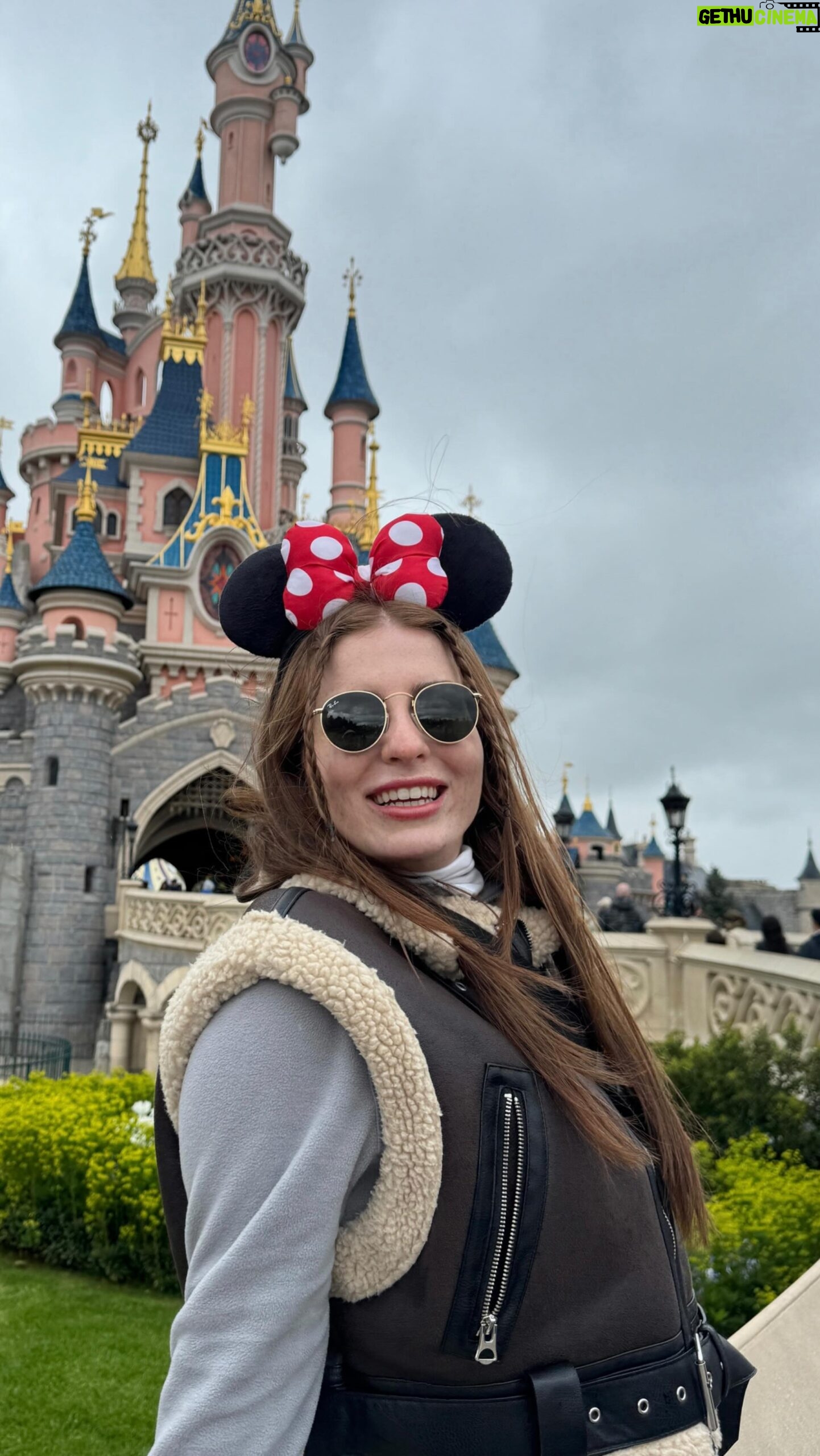 Zeynep Özkaya Instagram - Birlikte Disneyland’e gidiyoruuz🤩🎡❤️ Videodan sık sık korkudan öldüğüm anları göreceksiniz ahsjsjshsha ama yine de hayatımın en ama en eğlenceli günüydü umarım yeniden yolum düşer bu cennete🫠 🎡 Walt Disney Studio ve Disneyland Park olmak üzere 2 alandan oluşuyor. Biletinizi mutlaka önden iki parkı da kapsayacak şekilde alın. 🎡 İçerisi inanılmaz derecede büyük o yüzden erkenden gidip akşama kadar kalmak lazım ileri saatlere kadar çoğu yer açık 🎡Disnayland uygulamasında her alet için kaç dakika beklemeniz gerektiği yazıyor ve sürekli güncelleniyor uygulamayı takip ederek gününüzü planlayabilirsiniz 🎡 İçeride bir sürü hediyelik eşya dükkanı var ama boşuna poşet taşımayın çıkış kısmında devasa bir mağaza var istediğiniz her şeyi çıkmadan oradan alabilirsiniz 🎡Favorimiz olan oyuncak ve aletler: Holloywood Tower(walt disney), Avengers Campus(walt disney), Pirates of the Caribbean(disneyland park), Star Wars Hyperspace Mountain(disneyland park)