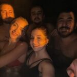 Zeynep Özkaya Instagram – Dostlarımla Maşukiye’de bol keyifli bir haftasonunu geride bıraktık❤️🫶🏻🌿 Favori aktivitemiz açık ara sıcak havuzdu hele soğuk havada gece girmek o kadar iyiydi ki mükemmel bir teknoloji🫠♨️
