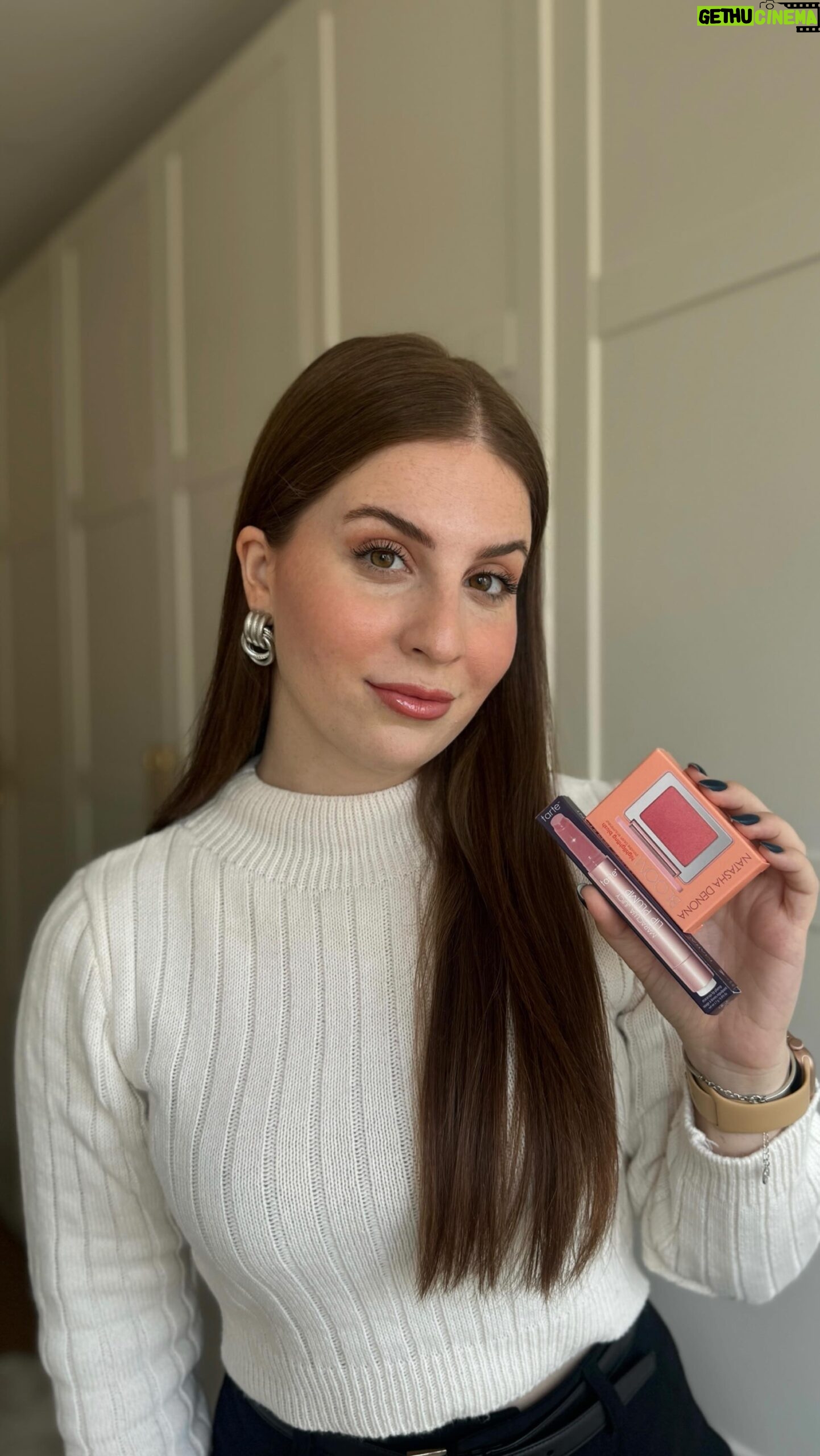Zeynep Özkaya Instagram - Prag tatilinde Sephora’dan 2 ürün almıştım sizinle birlikte denemeye geldim🤓🩷🤸🏼♀️ Natasha Denona- Bloom Highlighting Blush Nyx- Dudak Kalemi(nude truffle) Tarte- Maracuja Juicu Lip Plump (primrose) Bu arada her iki ürün de Türkiye’den 100-150₺ daha ucuzdu yani büyük bir fiyat farkı yok