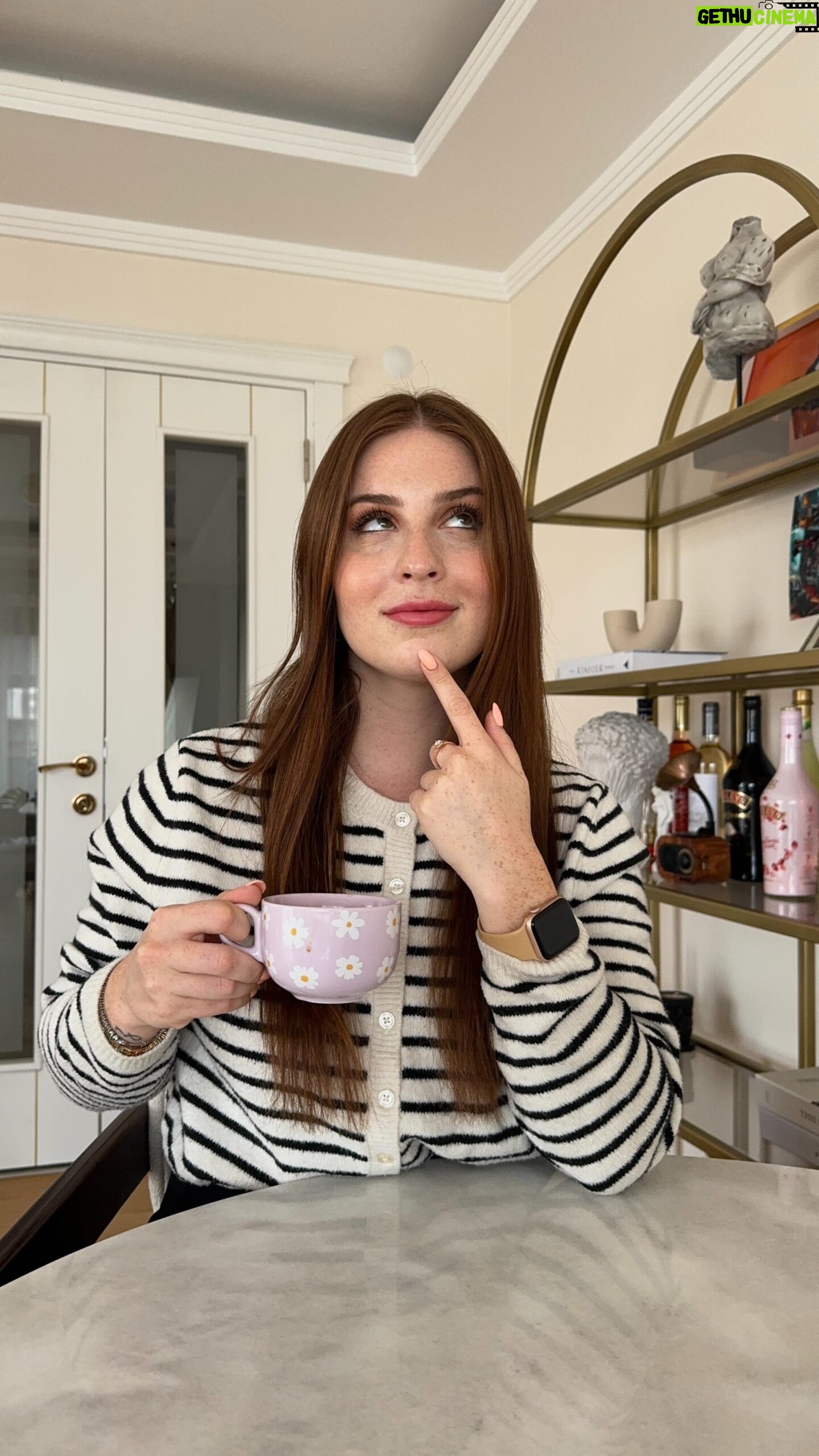 Zeynep Özkaya Instagram - Amazon Prime’ın entrika, gerilim ve aşk dolu lise dizisi Maxton Hall’dan esinlendim ve lisedeki kendime 3 tavsiye hazırladım🏫❤️ Sizin vereceğiniz tavsiyeleri de merakla bekliyorum🤓 #işbirliği @primevideotr