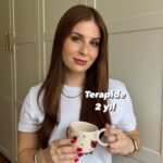 Zeynep Özkaya Instagram – Uzun bir aradan sonra terapi konsepti geri döndü🤍 Psikoterapi seanslarına başlayalı tam 2 sene oldu ve bu videoda bir danışan olarak bu süreçte kazandığım 3 önemli farkındalığı anlatmaya geldim. Ruhsal destek almak ve psikoloğa gitmek sizin eksik olduğunuzu değil kendinizi, ruhunuzu geliştirmek için ne kadar motive olduğunuzu gösterir. Ne kadar paylaşırsak o kadar gelişiriz elimden geldiğince konuşmaya ve anlatmaya devam edicem✨