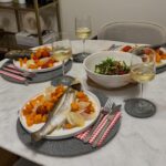 Zeynep Özkaya Instagram – Ne zaman annem ve babam ile aile yemeği yesek balık yapıyorum artık gelenek haline geldi hem çok seviyoruz hem de lezzet garantili bir menü🐟 Bugün fırında levrek yaptım yanına da tatlı patates, soğan ve çeri domates ekledim. Önceden ısıtılmış fırında yaklaşık 40 dakikada lokum gibi piştiler🫶🏻✨ Sos için göz kararı zeytinyağı, limon ve birazcık mayonez ekledim. Baharat olarak da tuz, sarımsak tozu ve kırmızı toz biber ekleyip karıştırdım hem balığın hem de sebzelerin üzerine sürdüm miss gibi oldular🧑🏼🍳