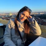 Zeynep Özkaya Instagram – Turistik konumlar, yeme içme ve mest olmuş bir Zeynep🥹Son Prag dumpı ile tatil fotoğraflarına veda ediyorum✨