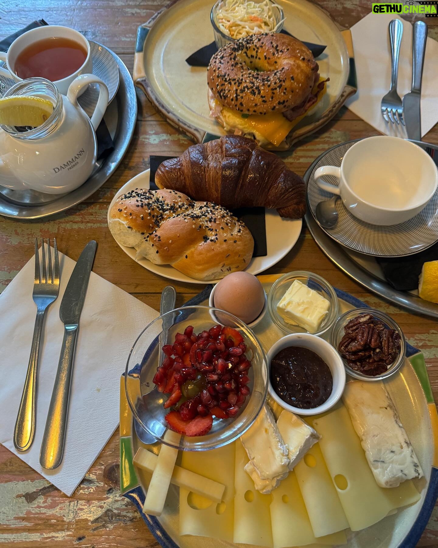 Zeynep Özkaya Instagram - Turistik konumlar, yeme içme ve mest olmuş bir Zeynep🥹Son Prag dumpı ile tatil fotoğraflarına veda ediyorum✨