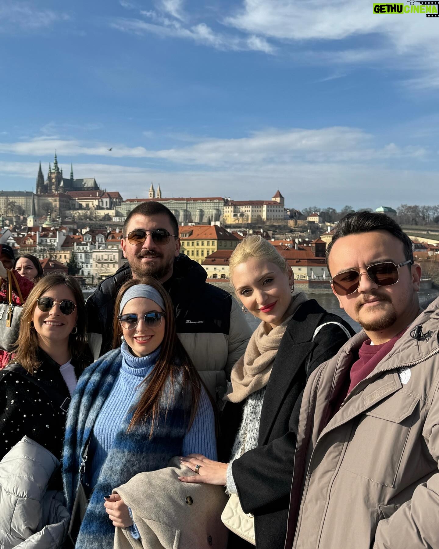 Zeynep Özkaya Instagram - Turistik konumlar, yeme içme ve mest olmuş bir Zeynep🥹Son Prag dumpı ile tatil fotoğraflarına veda ediyorum✨