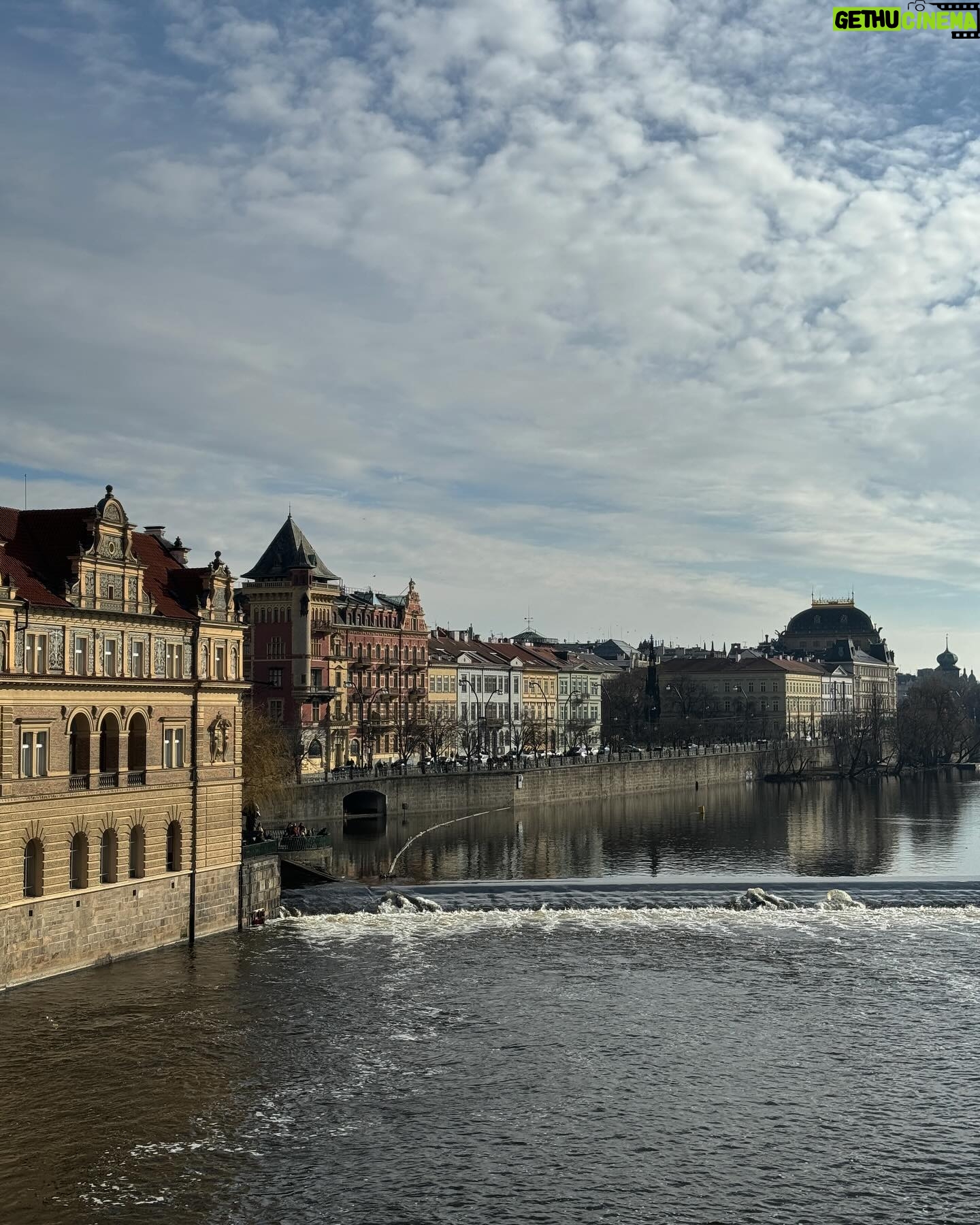Zeynep Özkaya Instagram - Turistik konumlar, yeme içme ve mest olmuş bir Zeynep🥹Son Prag dumpı ile tatil fotoğraflarına veda ediyorum✨