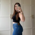 Zeynep Özkaya Instagram – Hayatımın sonuna kadar tek bir jean giymem gerekse bunu seçerdim eridim bayıldım🫠🫶🏻 benim gibi kısa boylu ve basenli bacaklarınız varsa çok seveceginize eminim markası @levis_tr modelin adı ribcage straight 💙 Bendeki bedeni 27/27 #reklam ama #işbirliğideğildir