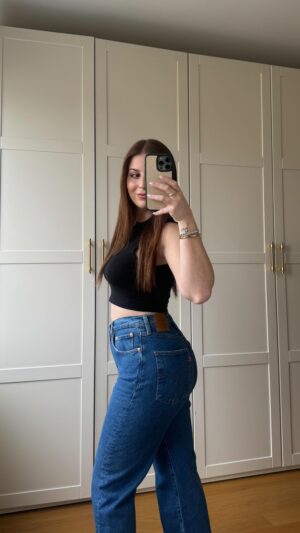 Zeynep Özkaya Instagram - Hayatımın sonuna kadar tek bir jean giymem gerekse bunu seçerdim eridim bayıldım🫠🫶🏻 benim gibi kısa boylu ve basenli bacaklarınız varsa çok seveceginize eminim markası @levis_tr modelin adı ribcage straight 💙 Bendeki bedeni 27/27 #reklam ama #işbirliğideğildir