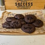 Zeynep Özkaya Instagram – Un, şeker ve yağ kullanmadan harika bir brownie kurabiye yaptım en sevdiğim fit tatlı budur🫠🤎Tarifi aşağıda yazıyorum🤸🏼♀️
2 yumurta (büyükse 1 tane de olur), 1 çay bardağı tahin ve yarım çay bardağı bal(pekmez veya karadut özü de olur), kabartma tozu, vanilin ve 2 tepeleme yk kakaoyu bir kapta karıştırıyoruz. Kıvamı videodaki gibi hafif yapışkan ve hafif yoğun olacak. Kıvam çok akışkan olursa 1 yk kakao daha ekleyebilirsiniz ayrıca üstüne mutlaka damla çikolata ekleyin yoksa biraz yavan kalıyor. Yağlı kağıt üstünde tepsiye dizip önceden ısıltılmış 180 derece fırına gönderiyoruz. Ve 8-9 dkde pişiyor. Tepsiye çok yakın koymamaya dikkat edin pişince büyüyor birbirine yapışabilir🙈 Daha şekerli isterseniz bal veya pekmez yerine 1 çay bardağı şeker de kullanabilirsiniz afiyeetss🍫🤎