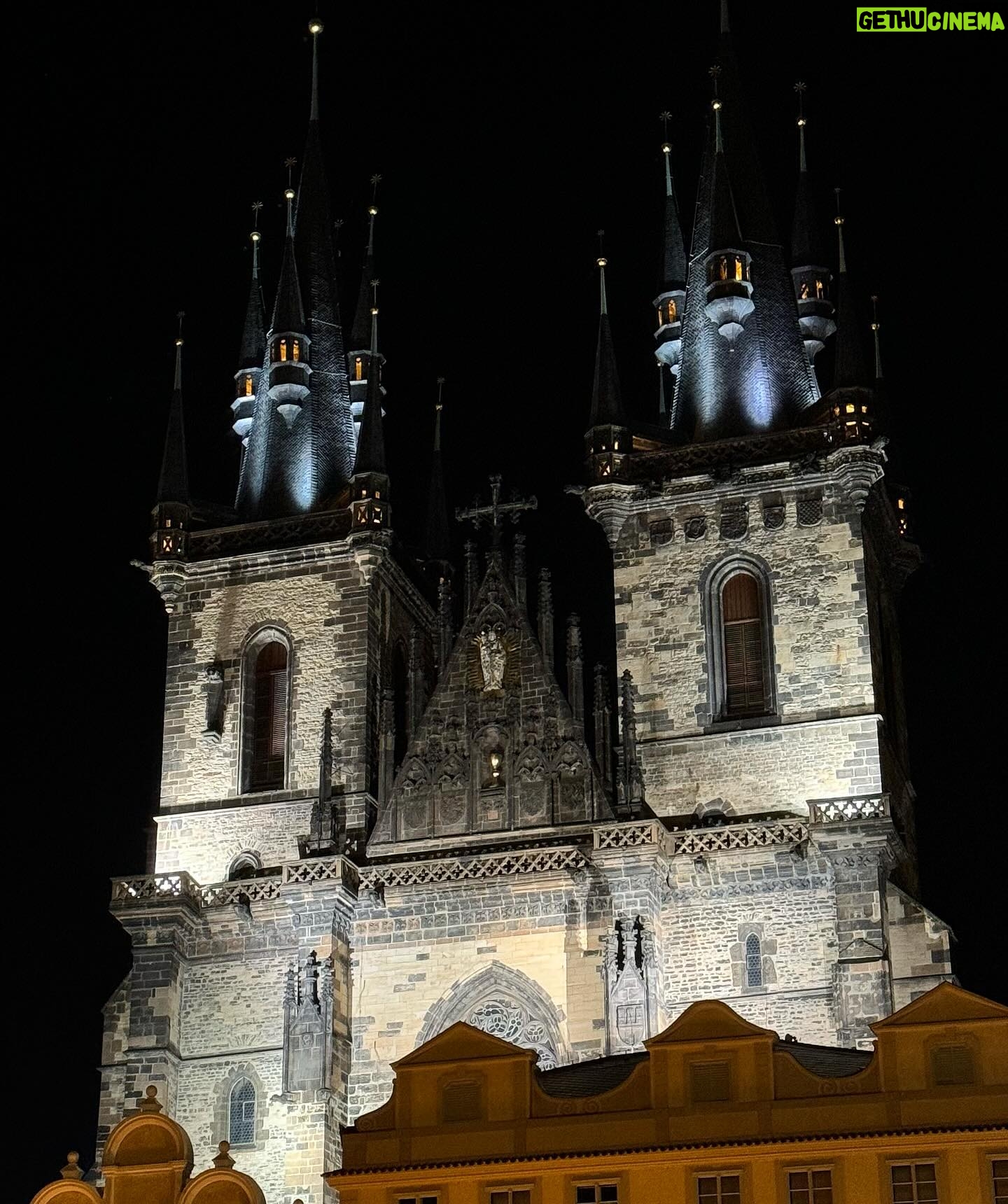 Zeynep Özkaya Instagram - Prag paylaşımlarına başlıyorum ilk postumuzun adı Prag geceleri🫠❤️✨ Gecesi gündüzü her anı güzel olabilir bir şehrin ya bayıldım bayıldım….