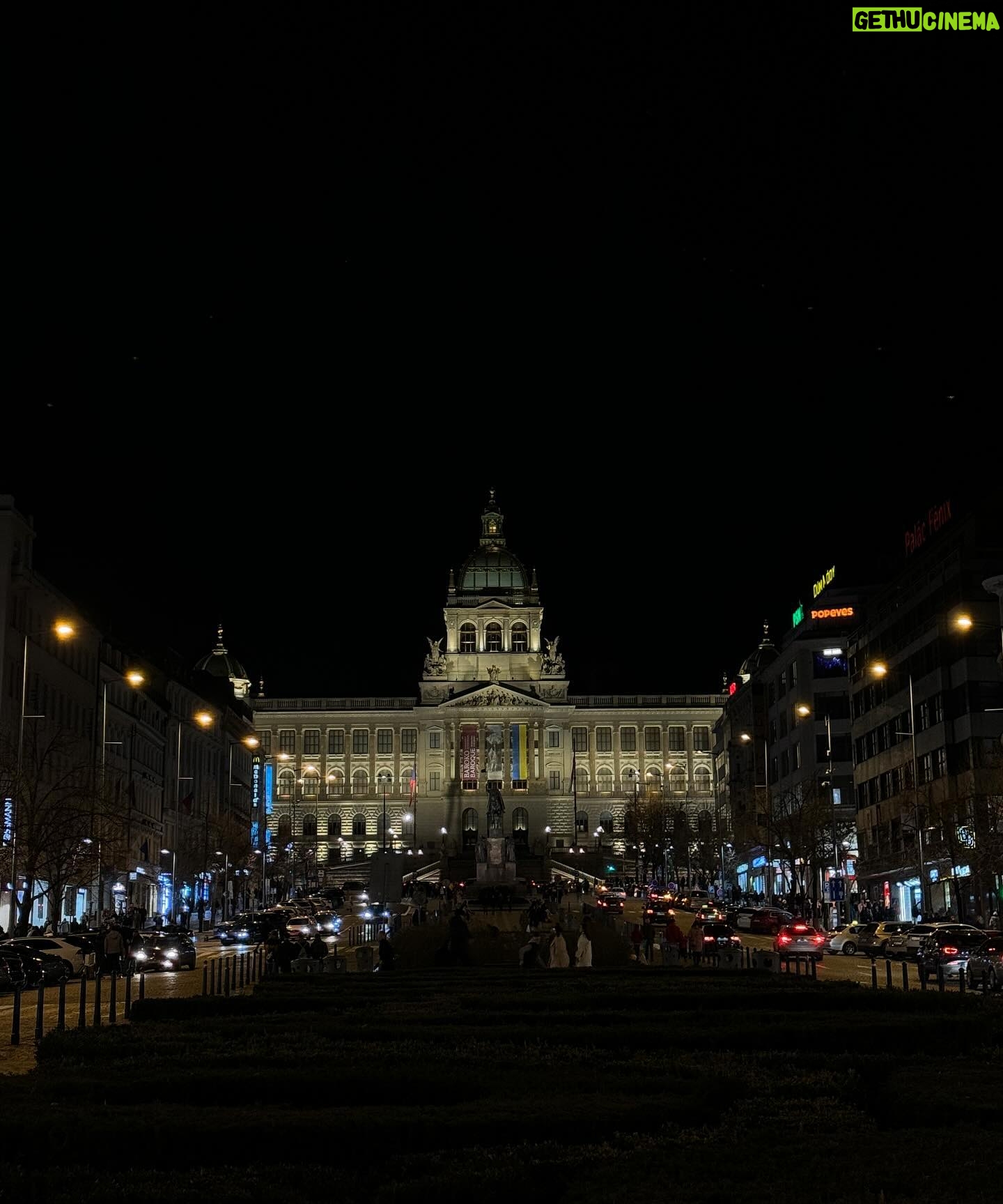Zeynep Özkaya Instagram - Prag paylaşımlarına başlıyorum ilk postumuzun adı Prag geceleri🫠❤️✨ Gecesi gündüzü her anı güzel olabilir bir şehrin ya bayıldım bayıldım….