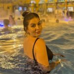 Zeynep Özkaya Instagram - Yarın Prag paylaşımlarına geçeceğim ama öncesinde son Budapeşte reelı geldi🥹🫶🏻 Çok hızlı ve dinamik bir geziydi profilimdeki Budapeşte öne çıkartmasında bütün detayları bulabilirsiniz. Favori aktivitemiz açık ara termal havuzdu🫠 O kadar iyi geldi o kadar rahatladık ki Budapeşte’ye giderseniz mutlaka planınıza dahil edin✨