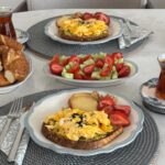 Zeynep Özkaya Instagram – Hazır @ogulcan_can İstanbul’dayken evde mini bir brunch yapalım dedik ekmek üstü lezzetler kalp ben🫠🥑❤️🍳