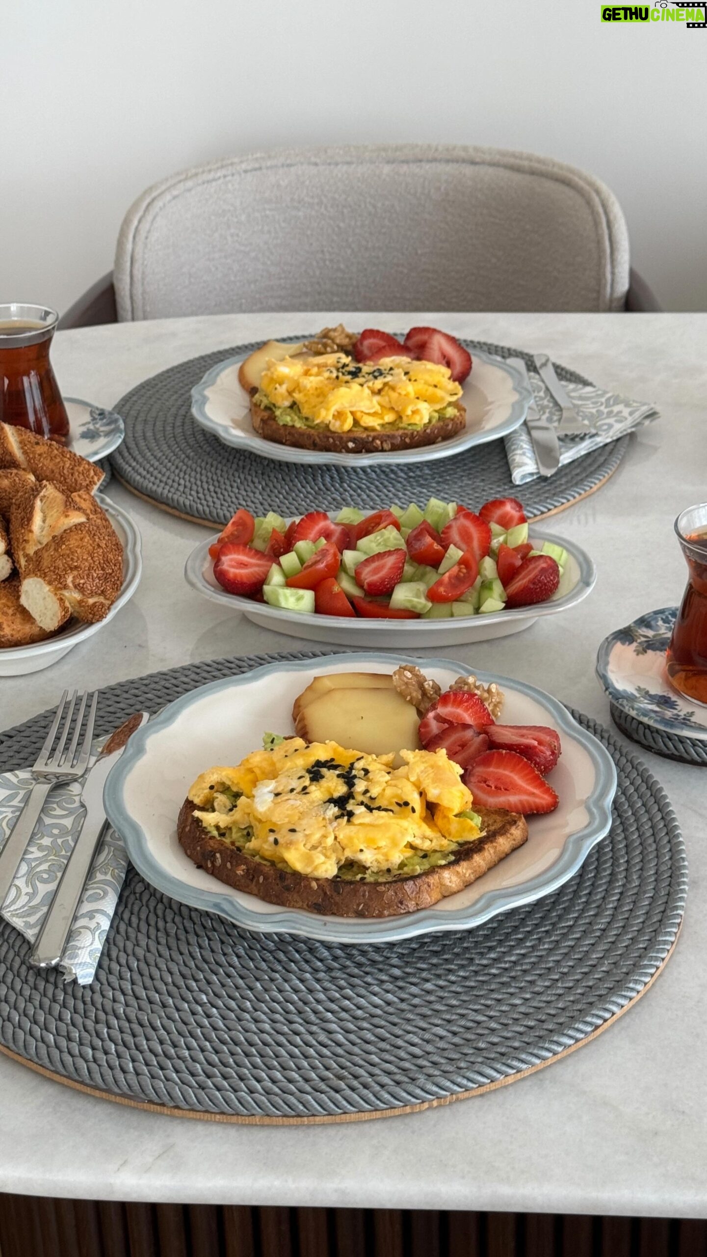 Zeynep Özkaya Instagram - Hazır @ogulcan_can İstanbul’dayken evde mini bir brunch yapalım dedik ekmek üstü lezzetler kalp ben🫠🥑❤️🍳