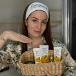 Zeynep Özkaya Instagram - Bir süredir akne sonrası lekelerim için Himalaya Wellness’in Yeni Zerdeçal Özlü Serisini deneyimliyorum ve inanılmaz memnunum🫶🏻🌿 Ayrıca markanın vizyonuna göre her türlü cilt sorununa karşılık doğada mutlaka o soruna iyi gelecek özel bir bitki var. Eskiden cilt lekelerimi çok kafaya takardım ama bu bakış açısı ile tanışmak bana çok iyi geldi. Ürünlerin içeriğindeki organik kaynaklı soğuk sıkım zerdeçal özü ve niasinamid ciltteki lekelerin 1 haftada azalmasını sağlarken aynı zamanda ışıl ışıl aydınlık bir cilt görünüme kavuşmamızı sağlıyor! Ben bu seriye bayıldım, sizlerin de yorumlarını bekliyorum🤸🏼‍♀️ #işbirliği @himalayaturkiye